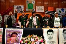 padres y madres de familia de los 43 normalistas de Ayotzinapa.