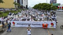 Ciudadanos marchan en Culiacán para pedir paz tras semanas de violencia 