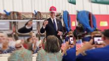 Joe Biden con gorra de Trump 