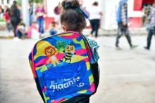 Niña con mochila en Asientos 