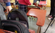 Revisión de mochilas en escuelas 