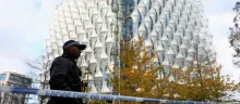 Custodia y cerco policial ante la Embajada de Estados Unidos en Londres.