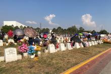 Aguascalentenses rinden homenaje a sus difuntos en el Cementerio Jardín Guadalupano