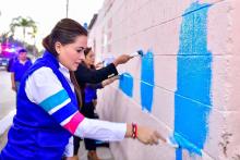 Tere Jiménez pintando casa