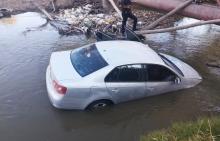 Se desconoce qué la pasó al conductor o cómo terminó el auto en esa zona