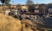 Salió de Aguascalientes cargado con 40 toneladas de cemento y volcó en territorio de Zacatecas