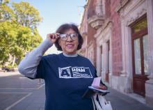 Adulta mayor con lentes 