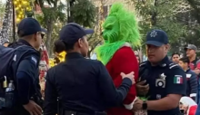 Pelea Grinch vs. Santa 