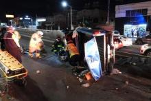 Conductor vuelca su camioneta, tras impactarse contra un muro.