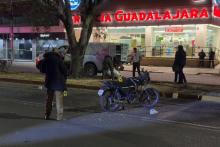 Murió tras impactar su moto contra un árbol.