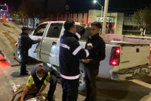 Camioneta se impacta contra un señalamiento tipo bandera.