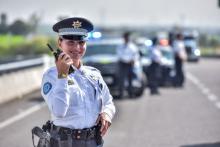 A través de vigilancia permanente en las Puertas de Seguridad, se les recibe y acompaña durante su trayecto por la entidad