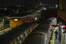 Mujer muere envuelta en llamas en el metro de Nueva York; detienen a sospechoso