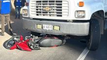 Los hechos: motocicleta abajo de un camión