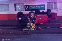 Cae una camioneta del puente vehicular que libra las vías del tren de Av Convención.