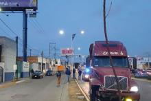 Camionero intentó darse a la fuga tras impactar a tres vehículos y dejó varias personas lesionadas.