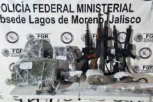 La FGR asegura armas, vehículos y droga en una casa de Lagos de Moreno.