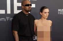 Kanye West y Bianca Censori habrían sido expulsados de los Grammy; ella apareció desnuda los Grammy; ella iba sin ropa