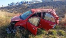 Un adulto mayor salió expulsado y el auto le cayó encima. Falleció cuando era atendido en el hospital