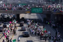 Mexicanos protestan en el centro de Los Ángeles contra deportaciones masivas