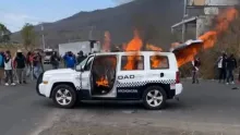 Incendian patrullas y bloquean carretera por desaparición de dos indígenas en Michoacán