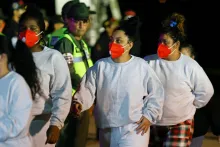 Llega avión con 175 migrantes deportados por Estados Unidos a Venezuela