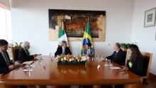 Canciller con personal de Embraer 