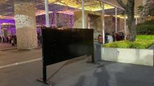 Colocan mamparas para las fichas de desaparecidos en el perímetro ferial 