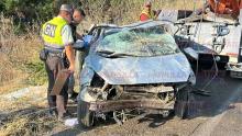 El joven chocó contra la pared de tierra de un cerro y en las volteretas salió expulsado de su auto