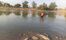 Se metió a nadar, se sumergió y ya no salió a flote, por lo que sus amigos llamaron a los números de emergencia