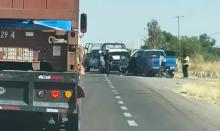 Intentaron asaltar a una familia, pero en su fuga se estrellaron contra un trailer en Cosío