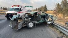 Se le reventó una llanta y se estrelló contra la barra metálica de contención en donde su auto quedó destrozado