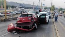 Terminó en los carriles contrarios de circulación tras brincar el camellón central