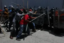 Se enfrentan maestros de CETEG y Guardia Nacional; amagan con irrumpir en bodega del INE 