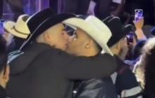 Chuy Lizárraga reacciona al beso entre 2 fans durante uno de sus conciertos