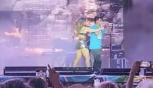 Le arrebatan el micrófono a María León durante concierto para dar un mensaje 
