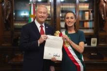Ronald Johnson y Claudia Sheinbaum 