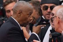 Denzel Washington discute con fotógrafo en la alfombra roja de Cannes