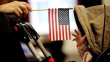 Corte Suprema de EE.UU. examina si un juez puede bloquear el decreto de Trump sobre ciudadanía por nacimiento
