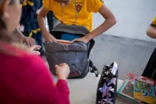 Revisión de mochilas en escuelas 