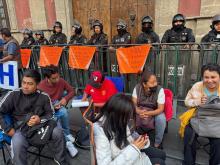 Maestros de la CNTE bloquean accesos a Palacio Nacional previo a ‘mañanera’ de Sheinbaum