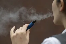 Mujer usando vapeador