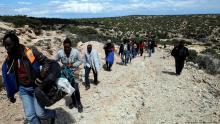 Llegan a la isla griega más de 400 solicitantes de asilo 