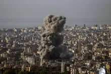 Un muerto y 11 heridos en intensos ataques israelíes en el sur del Líbano
