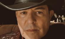 Ernesto Laguardia sufre percance automovilístico y solicita ayuda