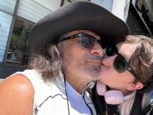 Asesinan al actor Jonathan Joss; su esposo denuncia ataque homofóbico