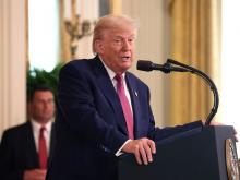 Trump urge a Irán concretar un acuerdo sobre desarrollo nuclear tras ataque de Israel