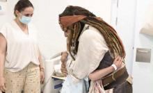 Johnny Depp se viste de Jack Sparrow para visitar a niños con cáncer