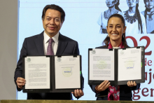 Sheinbaum firmó dos decretos para disminuir cinco años la edad de jubilación de los maestros y facilitar su movilidad