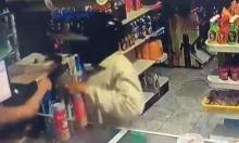 Una cámara de seguridad documenta el robo con violencia en contra de una joven de 18 años que estaba al frente de una tienda de abarrotes
